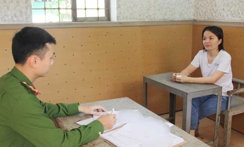 Cán bộ Phòng Cảnh sát hình sự làm việc với Phan Thị Hòa. Ảnh: CA Cán bộ Phòng Cảnh sát hình sự làm việc với Phan Thị Hòa