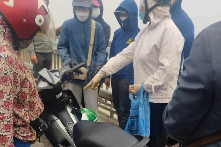 Chiếc xe máy của anh H để lại trên cầu Nhật Tân. Ảnh: FB Chiếc xe máy của anh H để lại trên cầu Nhật Tân