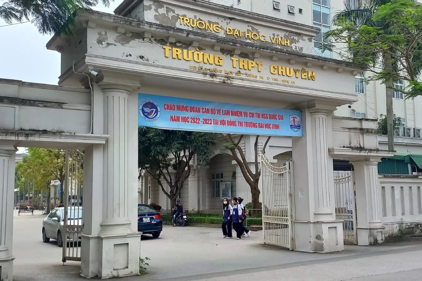 Cổng Trường THPT Chuyên ĐH Vinh. Cổng Trường THPT Chuyên ĐH Vinh.
