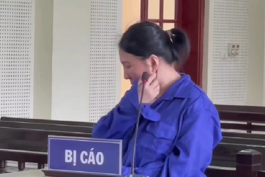 Bị cáo Hương đứng khóc nức nở, thể hiện ăn năn hối cải. Bị cáo Hương đứng khóc nức nở, thể hiện ăn năn hối cải.
