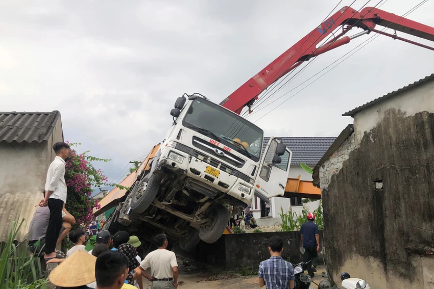 Hiện trường xe bơm bê tông bị nghiêng. Hiện trường xe bơm bê tông bị nghiêng.