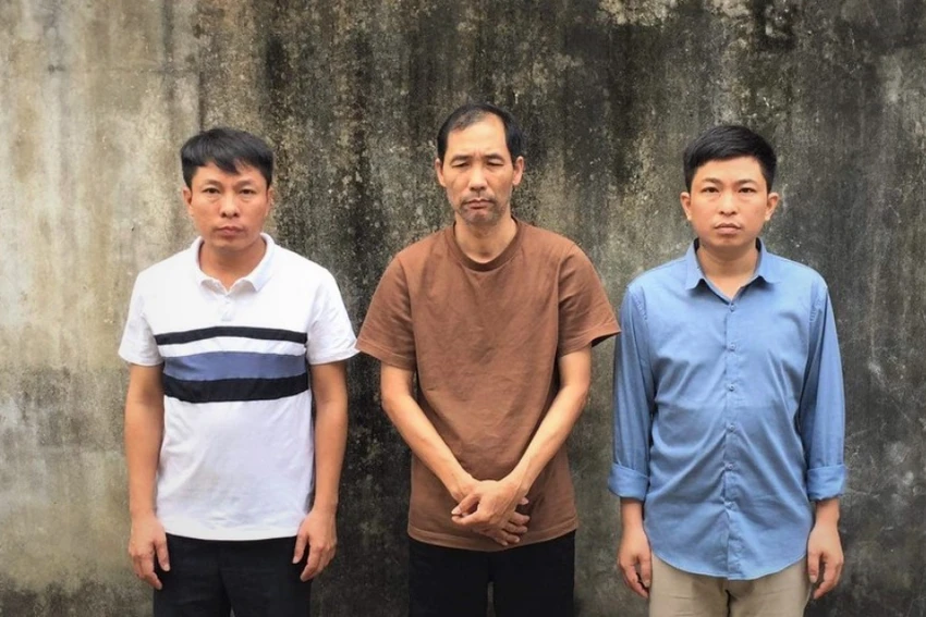 Hồ Văn Tam (giữa), Phạm Khương Duy và Phạm Việt Thắng bị bắt giữ. Hồ Văn Tam (giữa), Phạm Khương Duy và Phạm Việt Thắng bị bắt giữ.