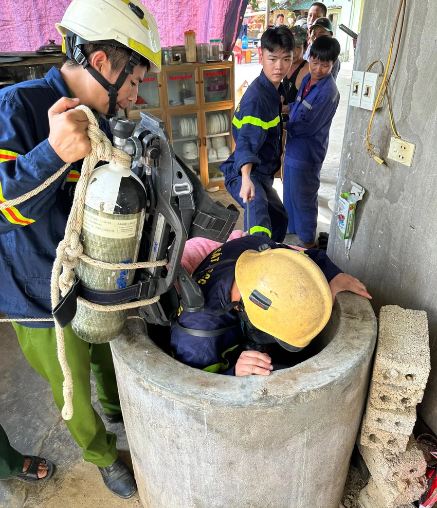Giếng nhỏ, hẹp nhưng sâu, cảnh sát cứu nạn cứu hộ phải luồn người, treo bình ô xy và các thiết bị, luồn người để xuống đáy giếng. Ảnh: ĐL
