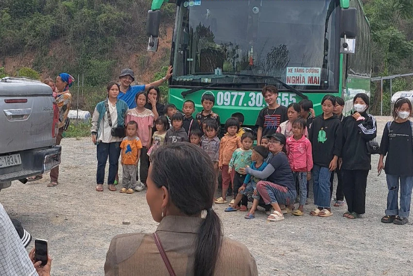 Các em ở Kỳ Sơn chuẩn bị lên xe khách vào Nam với cha, mẹ. Ảnh; Trung Hoa Các em ở Kỳ Sơn chuẩn bị lên xe khách vào Nam với cha, mẹ. Ảnh; Trung Hoa