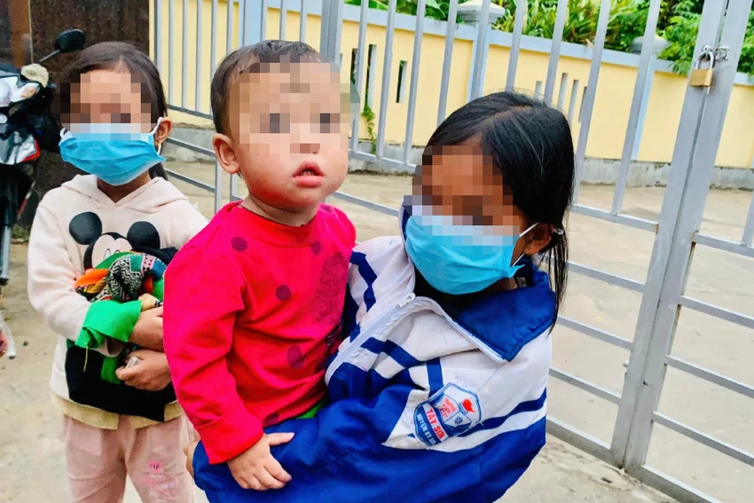 Chị bế em chờ lên xe vào Nam thăm cha, mẹ. Ảnh: KSMT Chị bế em chờ lên xe vào Nam thăm cha, mẹ. Ảnh: KSMT