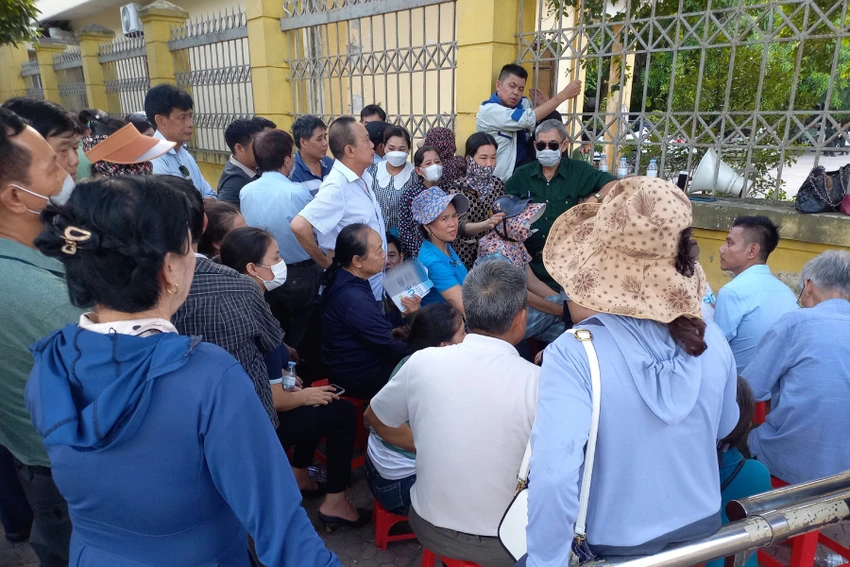 Một số người dân ngồi ở vỉa hè theo dõi phiên tòa qua loa phóng thanh. Một số người dân ngồi ở vỉa hè theo dõi phiên tòa qua loa phóng thanh.