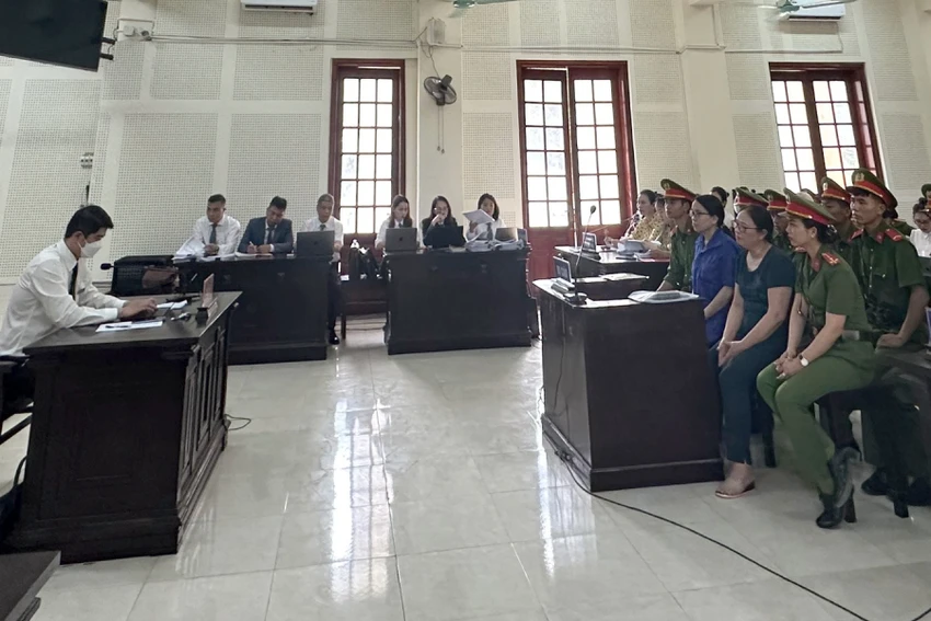 Sáu luật sư tham gia bào chữa cho bị cáo Lê Thị Dung tại phiên tòa phúc thẩm. Sáu luật sư tham gia bào chữa cho bị cáo Lê Thị Dung tại phiên tòa phúc thẩm.