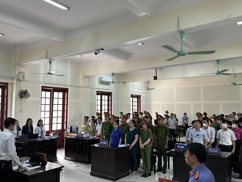 Các luật sư bào chữa cho bị cáo Dung. Các luật sư bào chữa cho bị cáo Dung.