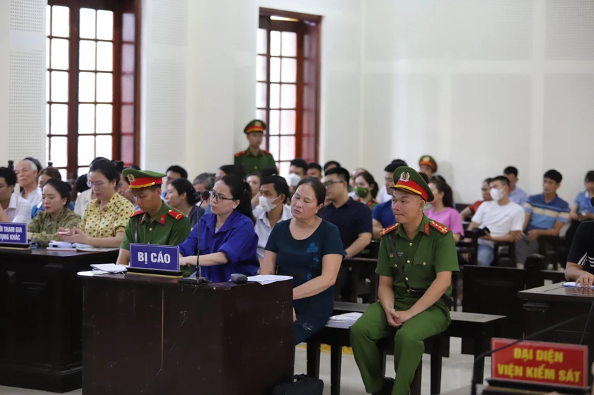 Bị cáo Dung và bị cáo Hương tại phiên tòa phúc thẩm. Bị cáo Dung và bị cáo Hương tại phiên tòa phúc thẩm.