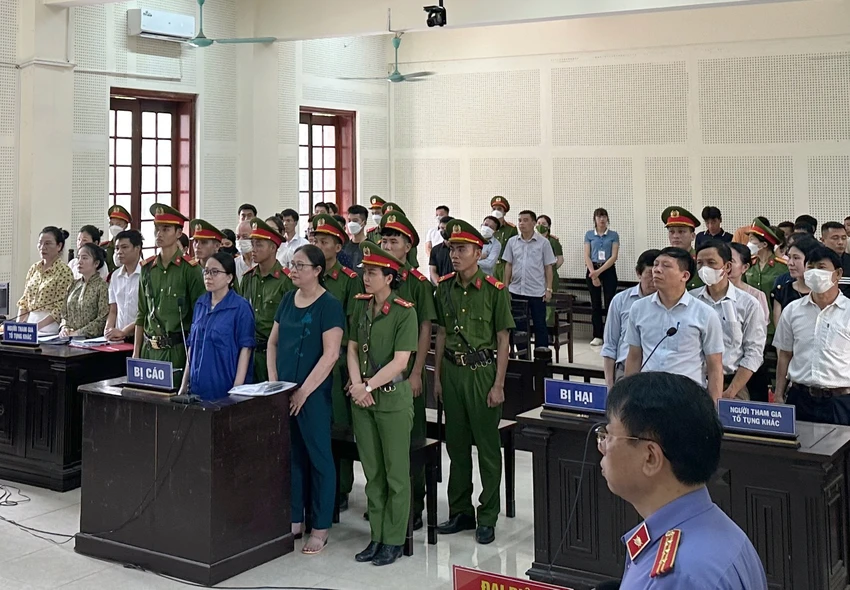 Phiên tòa phúc thẩm xét xử bị cáo Dung và bị cáo Hương.