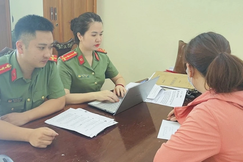 Cán bộ công an làm việc với chị NTH. Ảnh: CA. Cán bộ công an làm việc với chị NTH. Ảnh: CA.