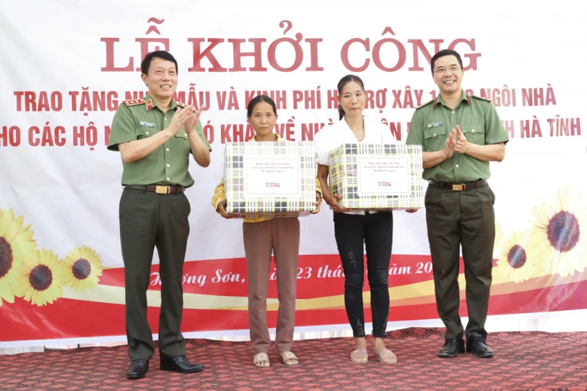 Thượng tướng Lương Tam Quang, Thứ trưởng Bộ Công an và Giám đốc Công an tỉnh Hà Tĩnh trao tặng quà cho người dân ở huyện Hương Sơn. Thượng tướng Lương Tam Quang, Thứ trưởng Bộ Công an và Giám đốc Công an tỉnh Hà Tĩnh trao tặng quà cho người dân ở huyện Hương Sơn.
