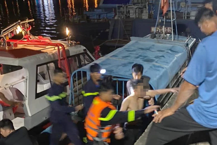 Cảnh sát cứu nạn cứu hộ, Công an tỉnh Nghệ An cứu, đưa thanh niên vào bờ an toàn.