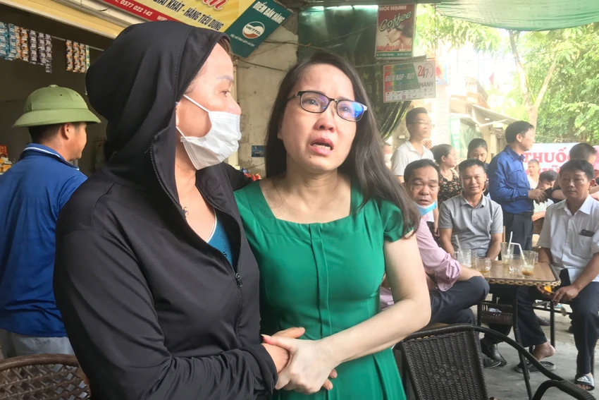 Bà Dung bật khóc khi gặp lại bạn bè, người thân. Ảnh: Q.LƯU Bà Dung bật khóc khi gặp lại bạn bè, người thân. Ảnh: Q.LƯU