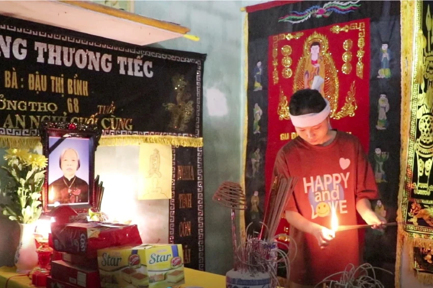 Em Hoàng Thị Hải Yến thắp hương lên bàn thờ, di ảnh mẹ. Em Hoàng Thị Hải Yến thắp hương lên bàn thờ, di ảnh mẹ.