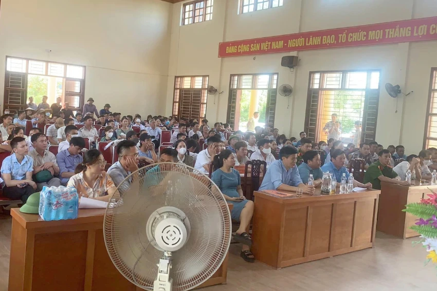 Rất đông người dân đến tham gia đấu giá đất ở khu vực Đồng Quan, xã Quỳnh Hưng. Ảnh: Thông tin Quỳnh Hưng Rất đông người dân đến tham gia đấu giá đất ở khu vực Đồng Quan, xã Quỳnh Hưng. Ảnh: Thông tin Quỳnh Hưng