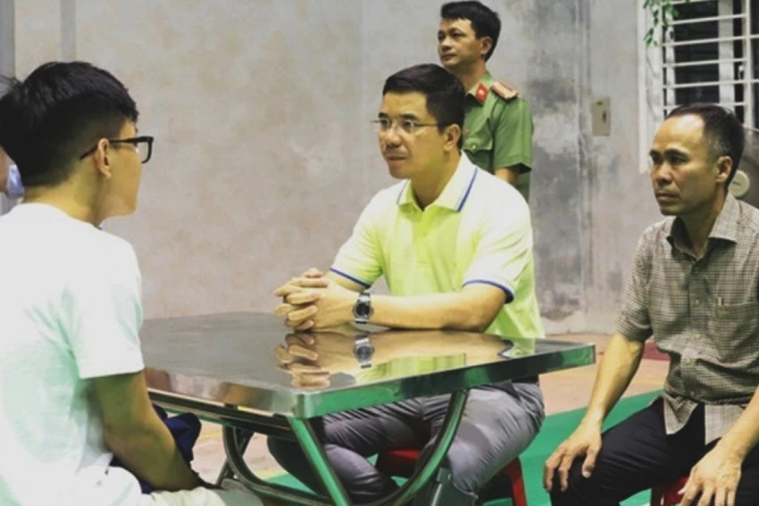 Đại tá Nguyễn Hồng Phong- Giám đốc Công an tỉnh Hà Tĩnh làm việc với các đối tượng trong vụ án. Ảnh: CA. Đại tá Nguyễn Hồng Phong- Giám đốc Công an tỉnh Hà Tĩnh làm việc với các đối tượng trong vụ án. Ảnh: CA.