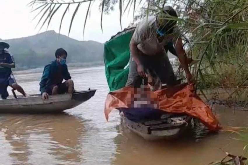 Thi thể hai anh em Hoàng Hữu Quang, Hoàng Hữu Trường được tìm thấy trên sông Lam. Thi thể hai anh em Hoàng Hữu Quang, Hoàng Hữu Trường được tìm thấy trên sông Lam.
