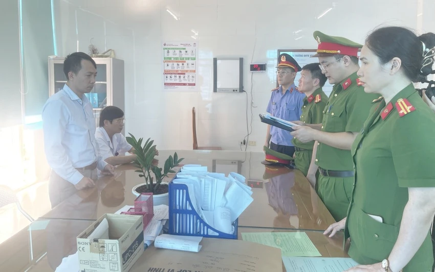 Cơ quan CSĐT tống đạt quyết định khởi tố BS Lượng. Cơ quan CSĐT tống đạt quyết định khởi tố BS Lượng.