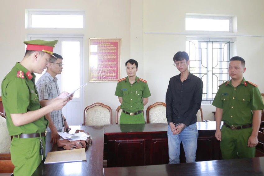 Cơ quan điều tra tống đạt các quyết định đối với bị can Phan Thế Cường. Ảnh: CA. Cơ quan điều tra tống đạt các quyết định đối với bị can Phan Thế Cường. Ảnh: CA.