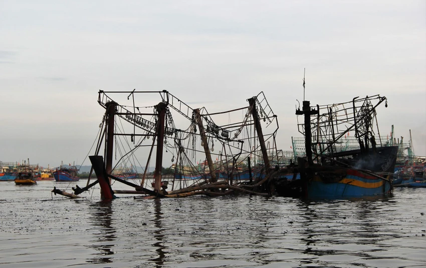 Những con tàu bị cháy rụi hoàn toàn. Những con tàu bị cháy rụi hoàn toàn.