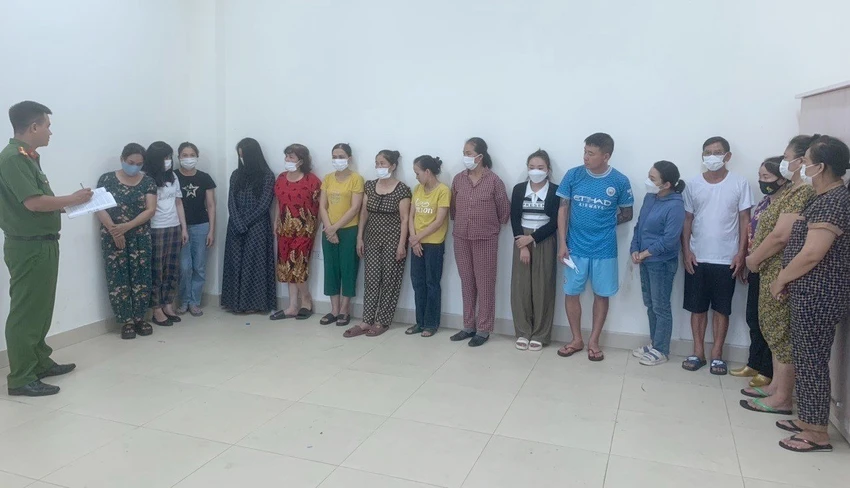 Những người tham gia ghi lô, đề bị bắt giữ. Ảnh: VH. Những người tham gia ghi lô, đề bị bắt giữ. Ảnh: VH.