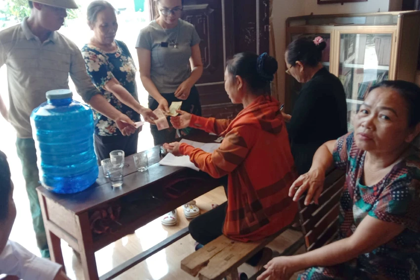 Người dân thôn Thượng Tứ quyên góp, giúp đỡ để Thắng có tiền nhập học đại học. Người dân thôn Thượng Tứ quyên góp, giúp đỡ để Thắng có tiền nhập học đại học.
