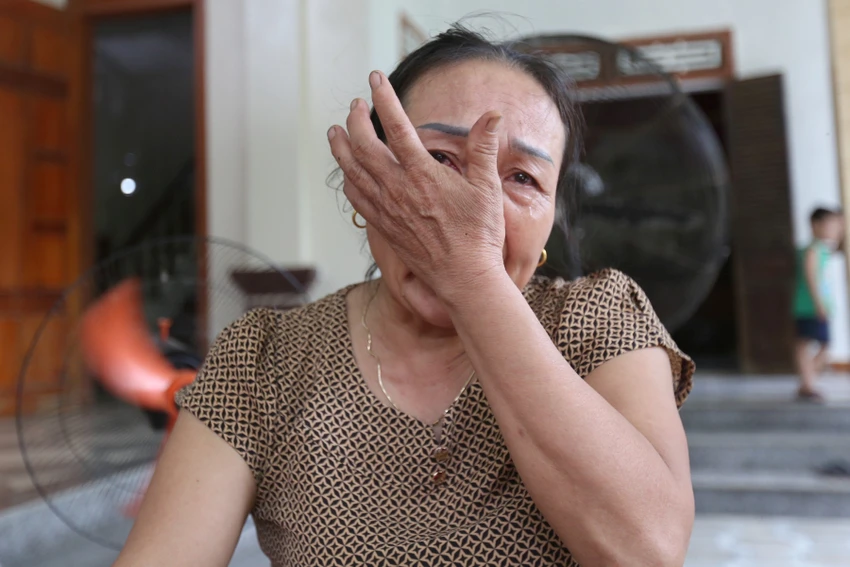 Người thân ở quê nhà đau xót trước sự hy sinh của Đại úy Lê Ánh Sáng. Người thân ở quê nhà đau xót trước sự hy sinh của Đại úy Lê Ánh Sáng.