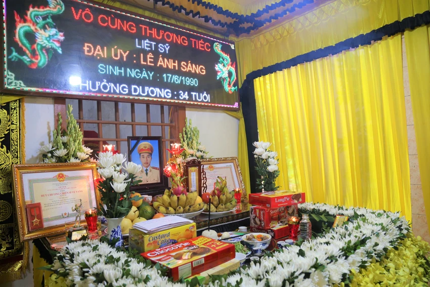 Đại úy Lê Ánh Sáng hy sinh khi làm nhiệm vụ. Ảnh: KHẮC MAI. Đại úy Lê Ánh Sáng hy sinh khi làm nhiệm vụ. Ảnh: KHẮC MAI.