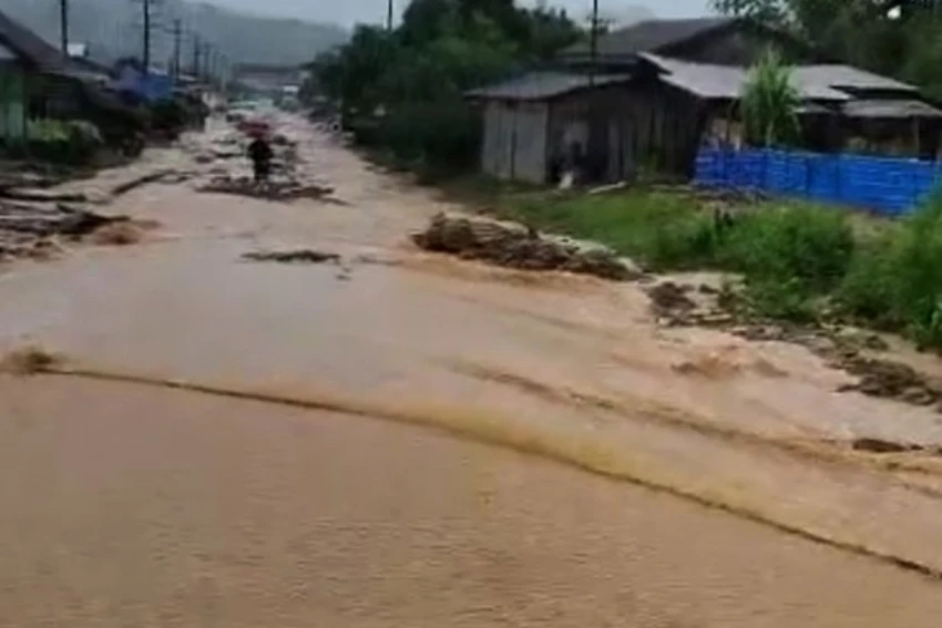 Mưa lũ trên tuyến đường 8, nước Lào. Ảnh: MẠNH HÙNG. Mưa lũ trên tuyến đường 8, nước Lào. Ảnh: MẠNH HÙNG.