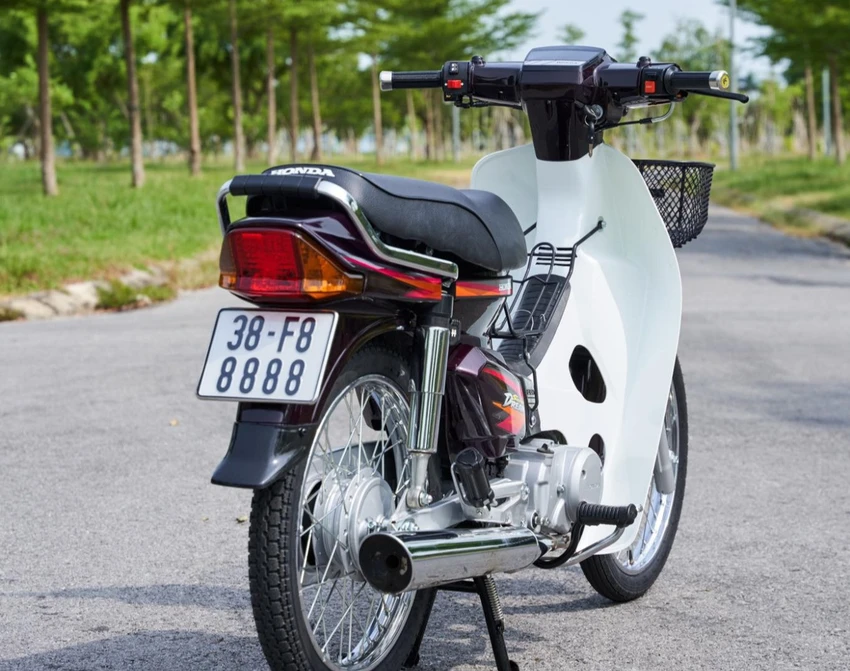 Tháng 7, anh Hữu Đức lên mạng xã hội đăng hình ảnh xe Honda Super Dream biển số 38F8-8888 và rao bán giá hơn 280 triệu đồng. Tháng 7, anh Hữu Đức lên mạng xã hội đăng hình ảnh xe Honda Super Dream biển số 38F8-8888 và rao bán giá hơn 280 triệu đồng.