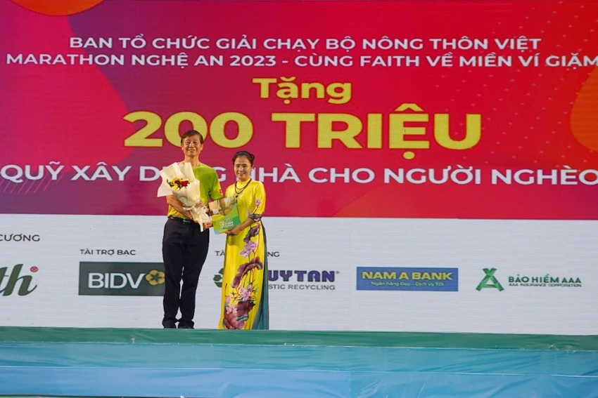 Ông Nguyễn Đức Quang - Tổng Biên tập Tạp chí Nông thôn Việt đại diện Ban tổ chức trao tặng 200 triệu cho Quỹ xây dựng nhà ở cho người nghèo tỉnh Nghệ An. Ông Nguyễn Đức Quang - Tổng Biên tập Tạp chí Nông thôn Việt đại diện Ban tổ chức trao tặng 200 triệu cho Quỹ xây dựng nhà ở cho người nghèo tỉnh Nghệ An.