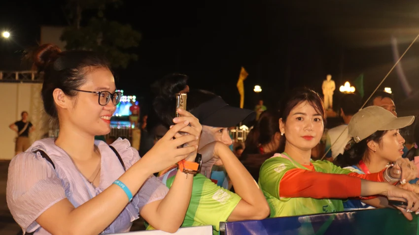 Rất đông người dân ra đứng hai bên đường xe và cổ vụ các vận động viên. Rất đông người dân ra đứng hai bên đường xe và cổ vụ các vận động viên.