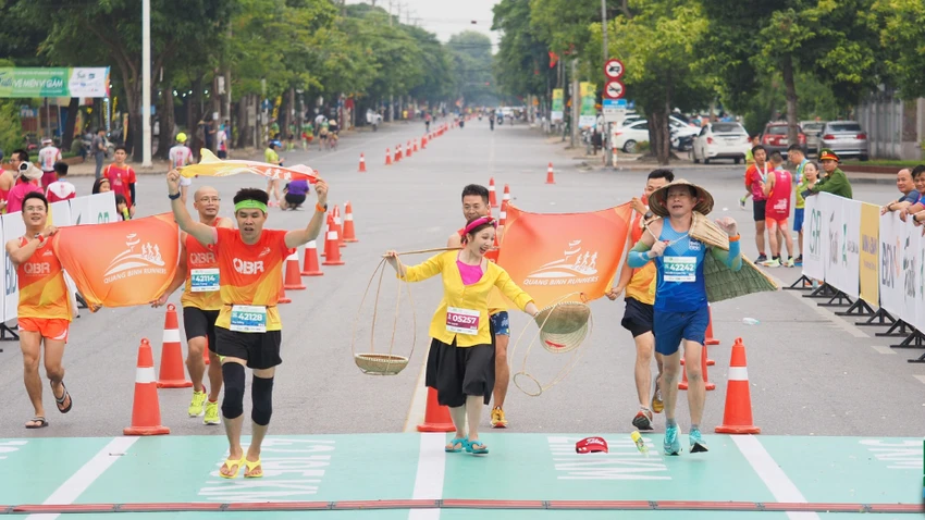 Các runner với đồ Ví, giặm, gánh và mang áo tơi sải bước. Các runner với đồ Ví, giặm, gánh và mang áo tơi sải bước.