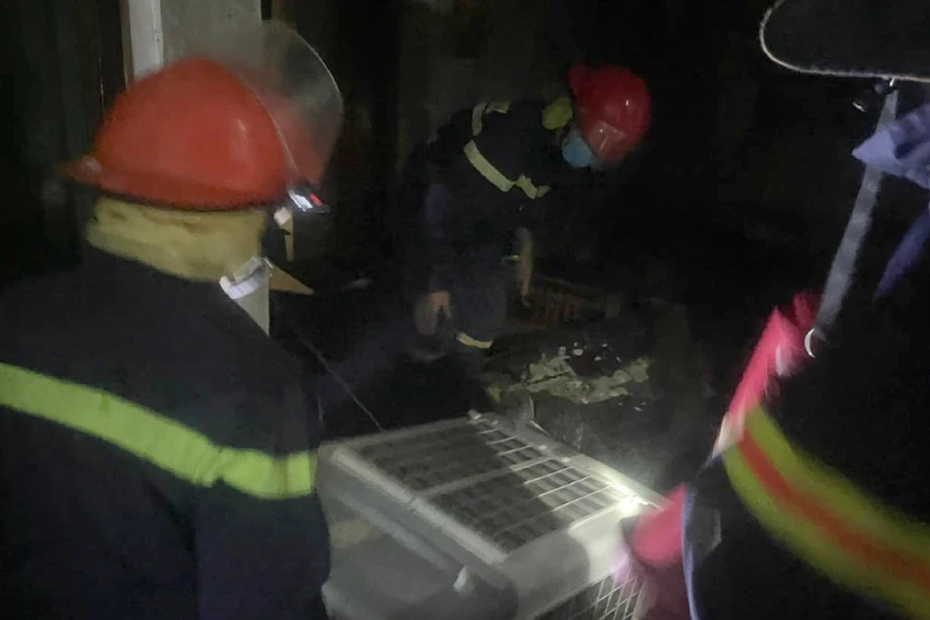 Cảnh sát chữa cháy dập lửa và bảo vệ tài sản không bị cháy. Ảnh: CA
