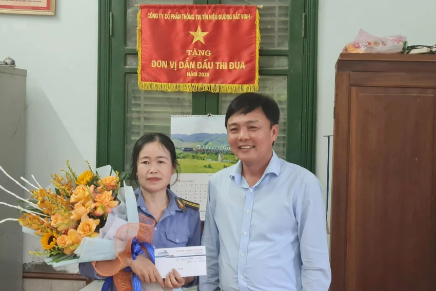 Ông Hoàng Gia Khánh- Phó tổng giám đốc Tổng công ty Đường sắt Việt Nam khen thưởng, biểu dương chị Hường