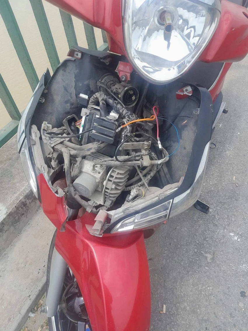 Chiếc xe máy của anh V để lại trên cầu Bến Thủy 2.