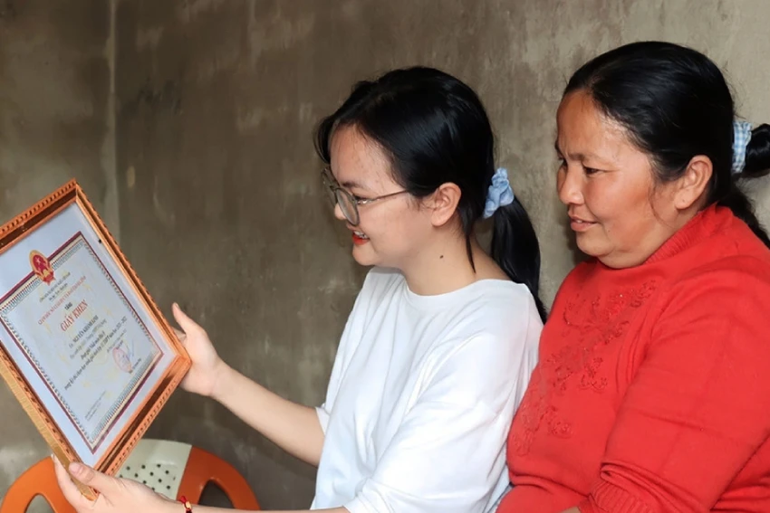 Niềm vui của em Nguyễn Khánh Linh cùng mẹ.