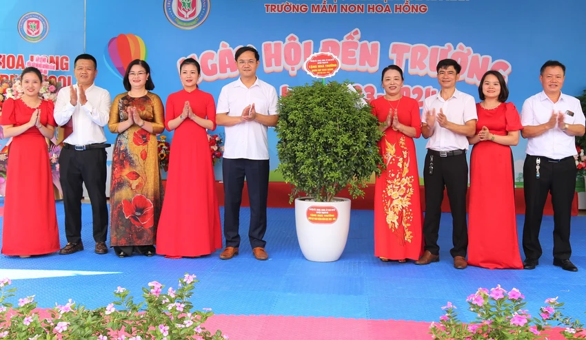 Các thầy, cô giáo nhà trường vui mừng đón nhận chậu cây nguyệt quế của Huyện ủy, HĐND huyện, UBND huyện, Ủy ban MTTQ huyện Thạch Hà tặng. Ảnh: KHẮC MAI Các thầy, cô giáo nhà trường vui mừng đón nhận chậu cây nguyệt quế của Huyện ủy, HĐND huyện, UBND huyện, Ủy ban MTTQ huyện Thạch Hà tặng. Ảnh: KHẮC MAI