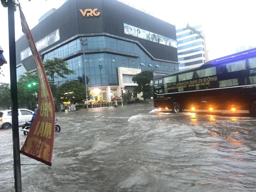 Mưa lớn, nhiều tuyến đường ở TP Vinh chìm trong 'biển nước'