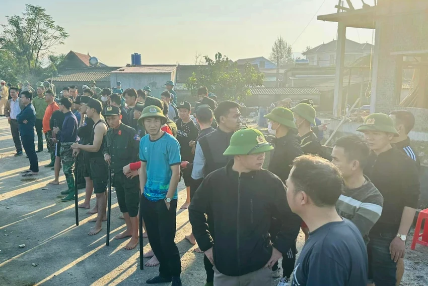 Cảnh sát khoanh vùng 8 ha đầm lầy nghi có 2 phạm nhân lẩn trốn