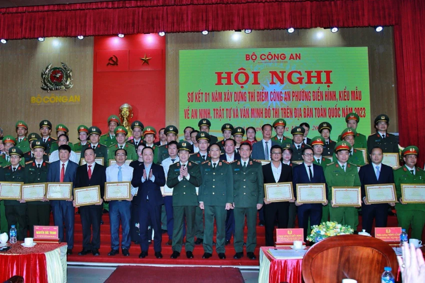 tang-bang-khen-day-lui-xa-hoi-den.jpg