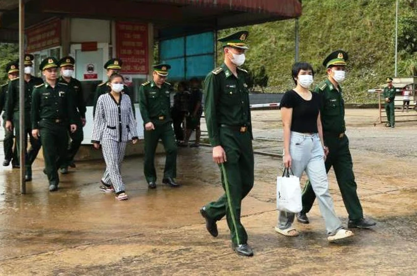 giai-cuu-2-phu-nu.jpg