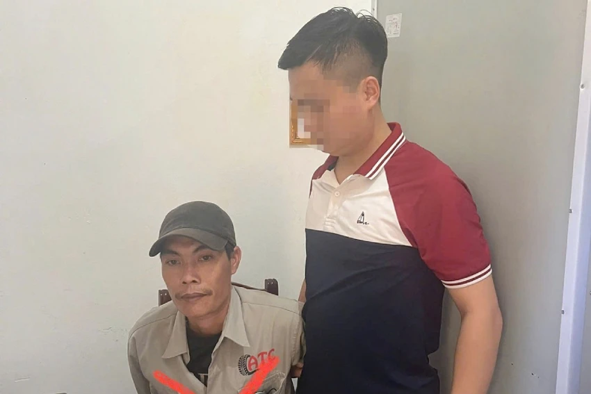 Tùng và Trung bị bắt quả tang khi vận chuyển ma tuý nước vui từ nước ngoài về Nghệ An đưa đi tiêu thụ.Ảnh: CA