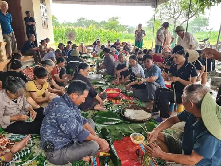 Người dân Nghệ An (huyện Thanh Chương) chung tay gói bánh chưng để mang ra các tỉnh phía Bắc.