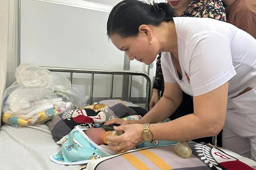 trẻ sơ sinh bị bỏ rơi