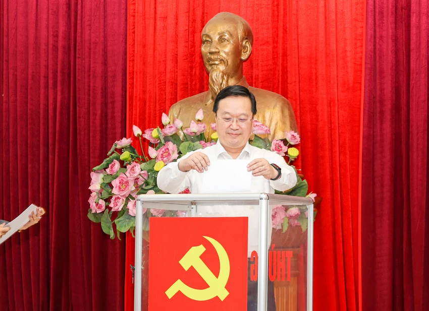 Bi-thu-tinh-uy-nghe-an.jpg