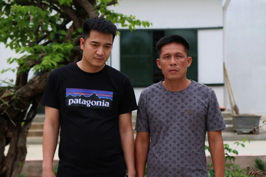 đốt pháo trong quán cà phê