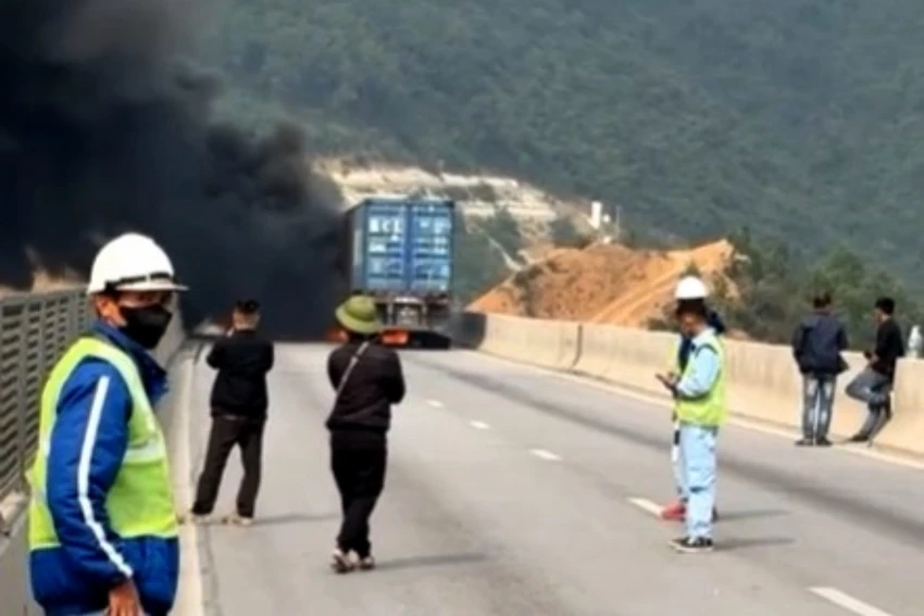 Hiện trường vụ cháy xe container.