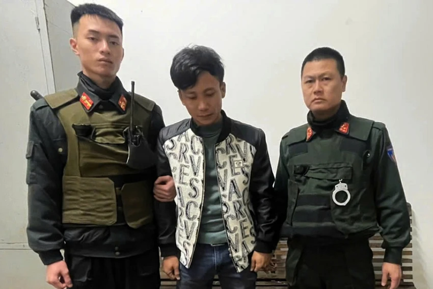 Nam thanh niên thấy cảnh sát thì nhảy xuống xe bỏ chạy người có súng